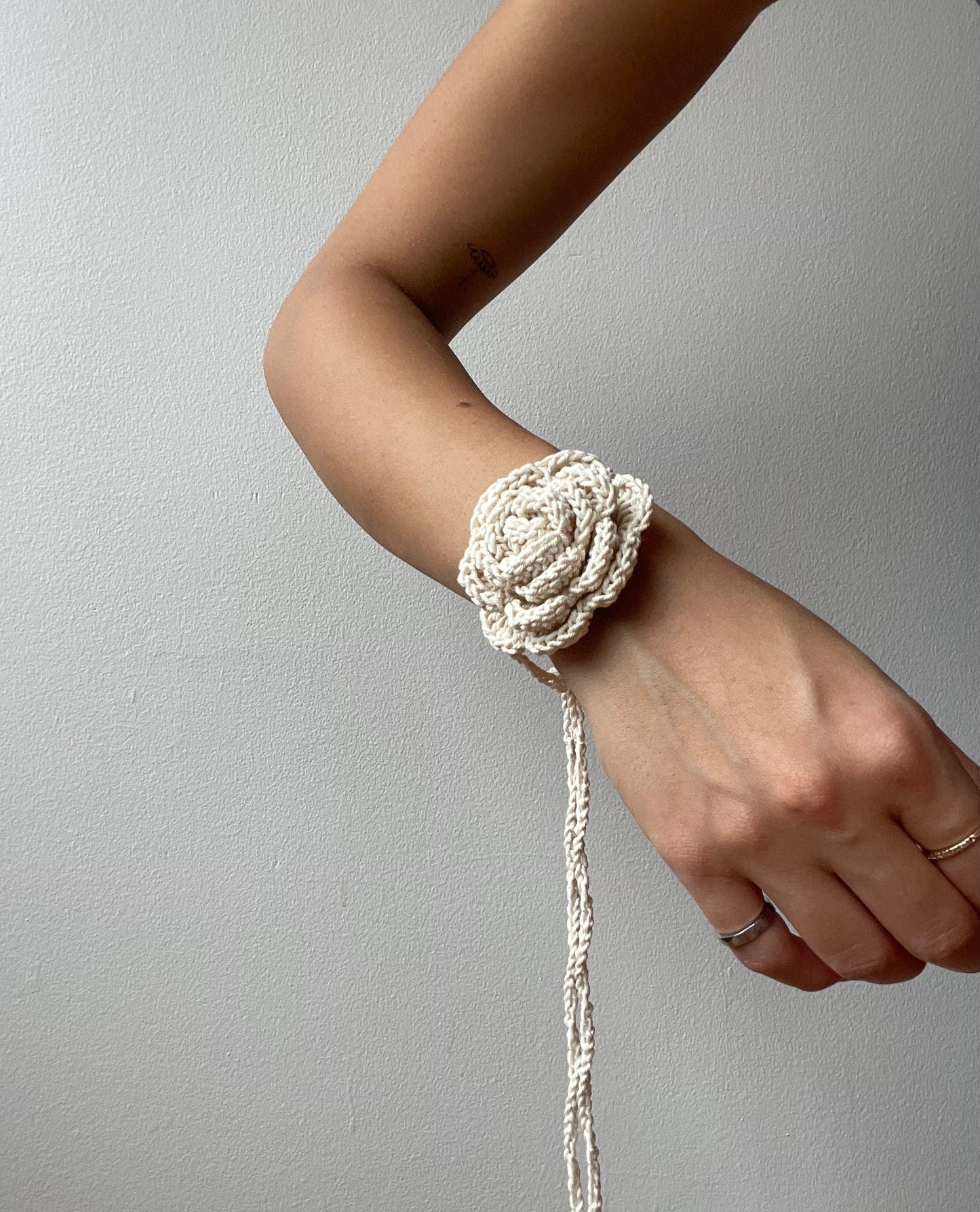 givéh knitwear handmade by female artisans in iran. knitwear for cool people. hand crocheted flower necklace/choker with undyed cotton yarn.
