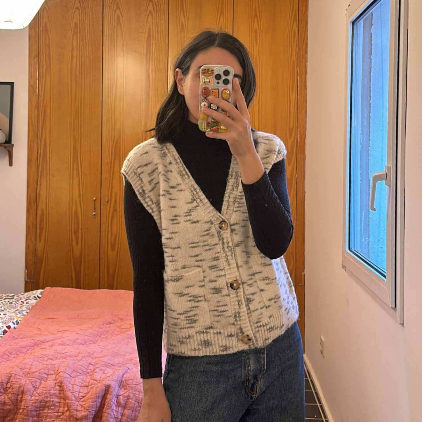givéh knitwear handmade ethical timeless white and grey speckled wool alpaca recycle polyamide knit vest with natural engraved horn buttons